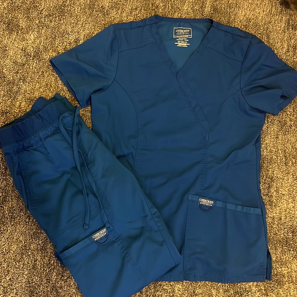 Cherokee scrub set, good condition.